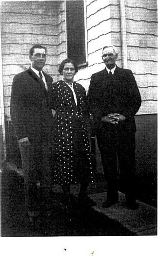 Earl with parents James and Annie Bailey